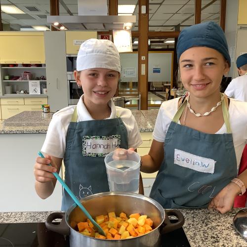 Schülerinnen beim Kochen der Kürbissuppe