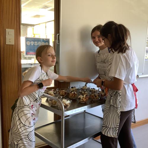 Schülerinnen servieren den Obstsalat