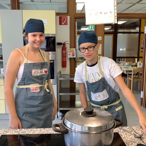 Zwei Schüler beim Kochen der Suppe