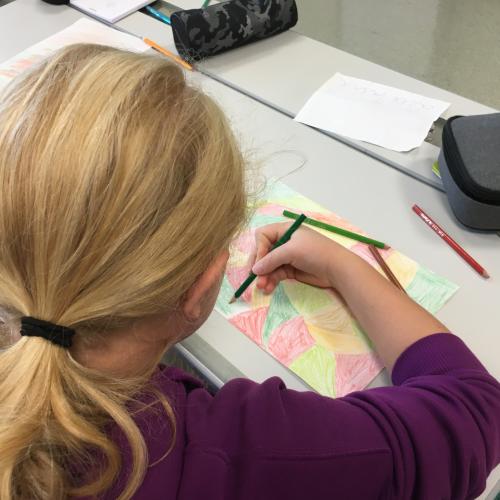 Schülerin beim Gestalten eines herbstlichen Papiers