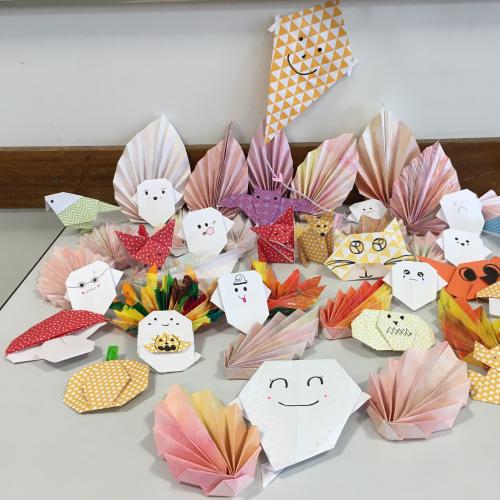 Sammlung der verschiedenen herbstlichen Origami, Drache, Blätter, Geister, Kürbisse, Füchse