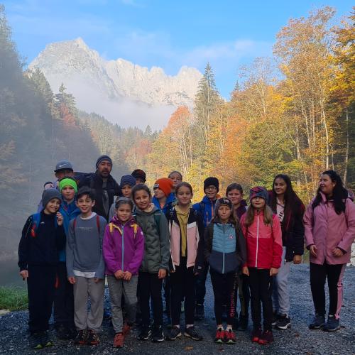 Gruppe von Kinder auf einem Wanderweg, Klasse 1a