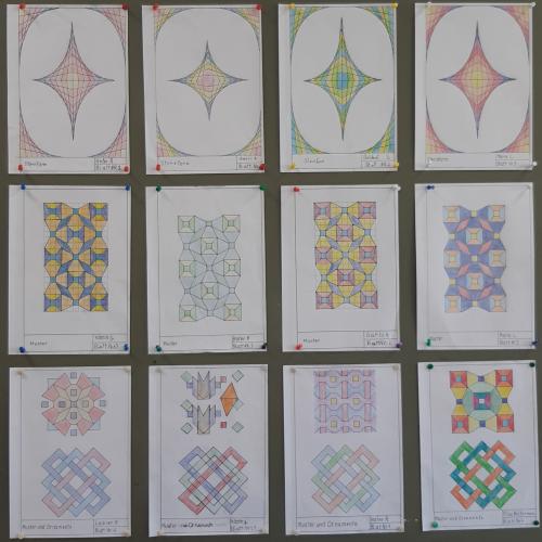 Geometrische Zeichnungen an einer Pinnwand