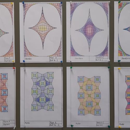 Geometrische Zeichnungen an einer Pinnwand