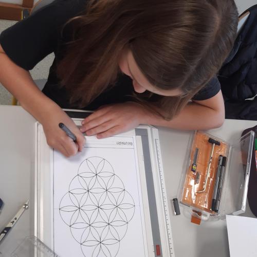 Mädchen arbeitet an geometrischer Zeichnung