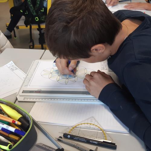 Ein Junge arbeitet an einer geometrischen Zeichnung