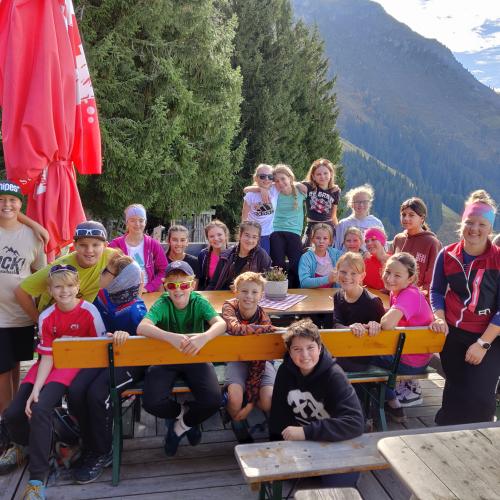 Gruppe von Kindern stehen beieinander, Klasse 2c