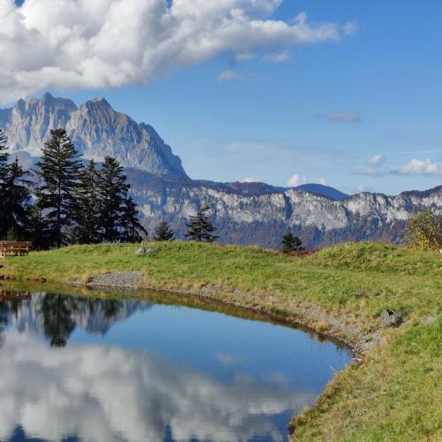 Kinder stehen vor einem Bergpanorama
