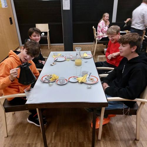Schüler schenken sich Tee ein