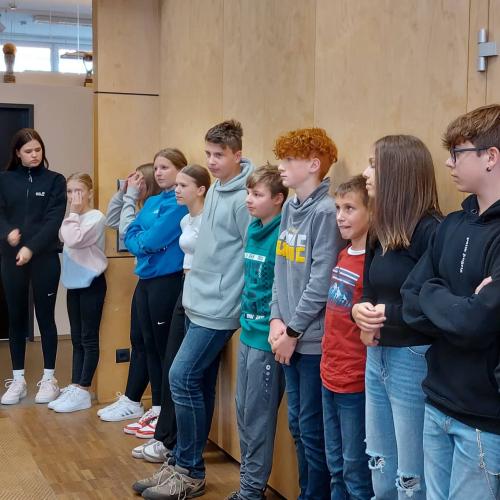Schülerinnen und Schüler stehen in einer Reihe