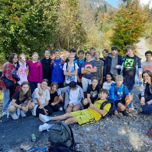 Gruppe von Kindern stehen beieinander, Klasse 3a