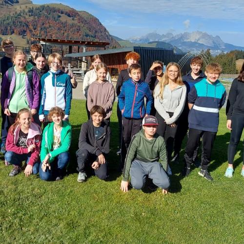 Gruppe von Kindern stehen beieinander, Klasse 4c