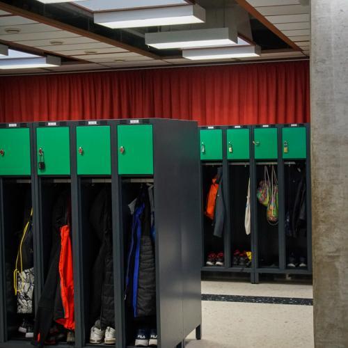 Blick in die Garderobe, zu sehen sind grüne Kästchen