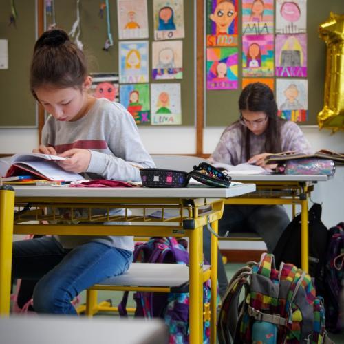 Schülerinnen beim Lernen in der Klasse