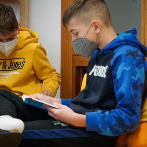 Schüler liest