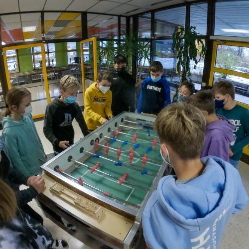 Schülerinnen und Schüler am Tischfußballtisch