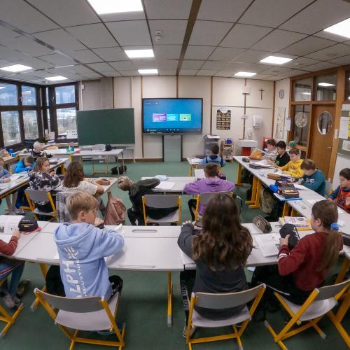 Blick in die Klasse, Schülerinnen und Schüler beim Arbeiten