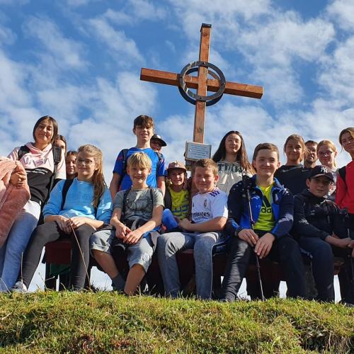 Gruppe von Kindern vor einem Gipfelkreuz, Klasse 2b