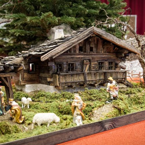 Altholzkrippe mit Figuren