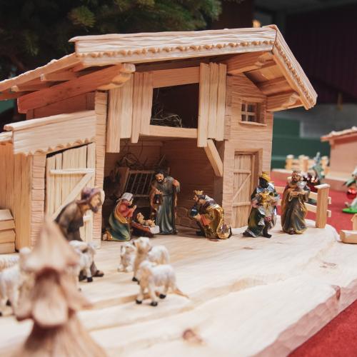 Geschnitzte Krippe mit Figuren