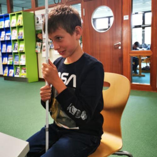 Jakob mit seinem Blindenstock