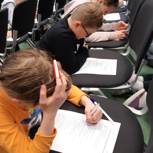 Schüler:innen beim Ausfüllen der Quizzes