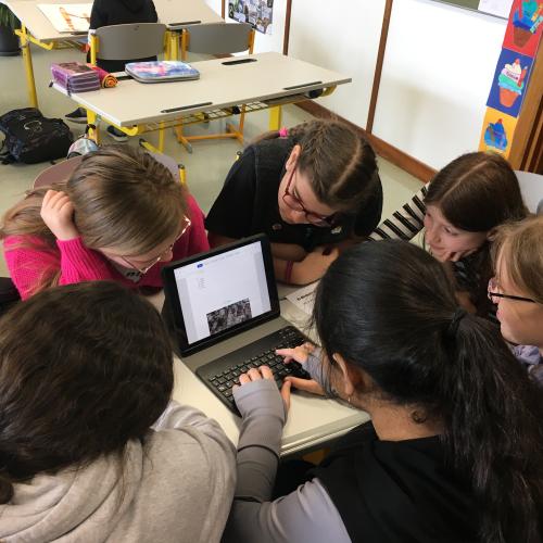 Schülerinnen beim Arbeiten an Infotexten