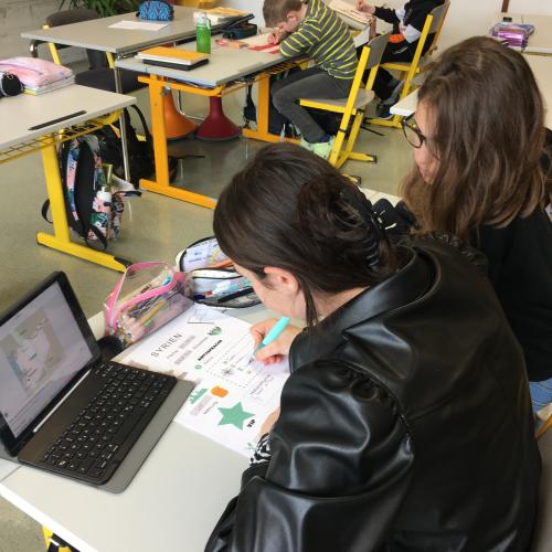Schülerinnen beim Arbeiten an Infotexten