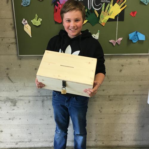 Schüler mit der Spendenbox