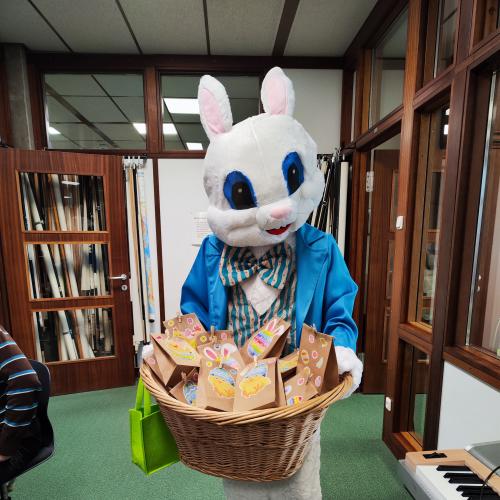 Osterhase mit Geschenke