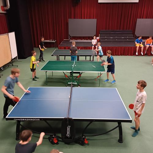 Schüler:innen beim Tischtennisspielen