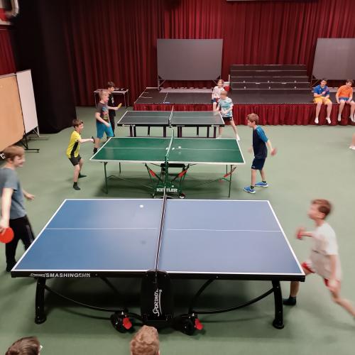 Schüler:innen beim Tischtennisspielen