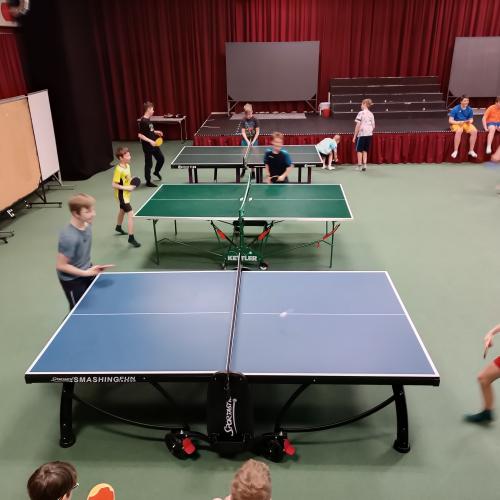 Schüler:innen beim Tischtennisspielen