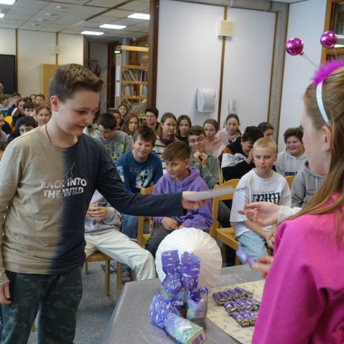 Schüler:innen in der Bücherei