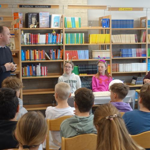 Herr Direktor bei den Schüler:innen in der Bücherei