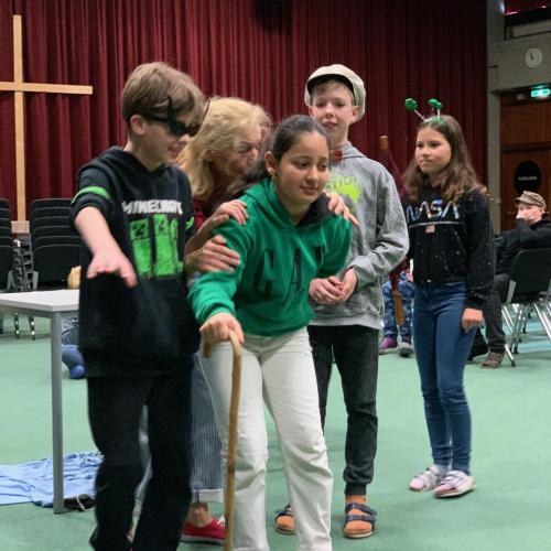 Schüler:innen als Schauspieler:innen auf der Bühne in der Aula