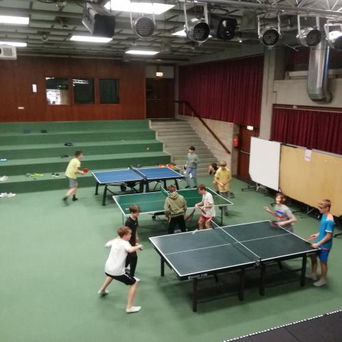 Schüler:innen beim Tischtennisspielen