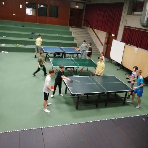 Schüler:innen beim Tischtennisspielen