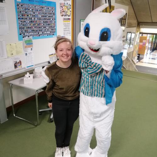 Osterhase mit Geschenke