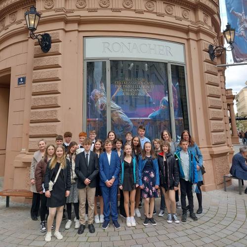 Klassenfoto vor dem Ronacher in Wien