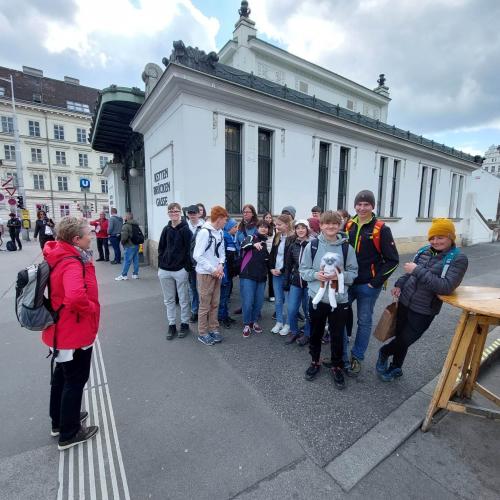 Schüler:innen vor Sehenswürdigkeit