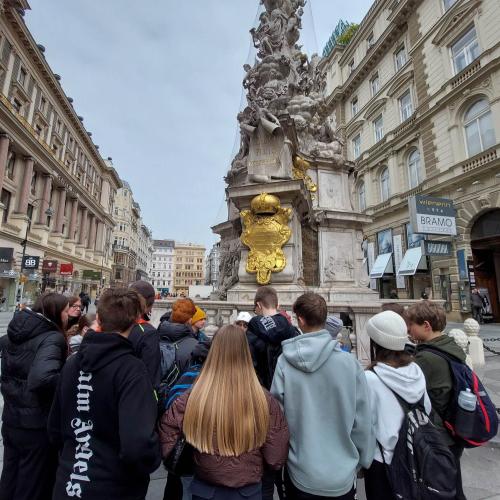 Schüler:innen vor der Pestsäule in Wien