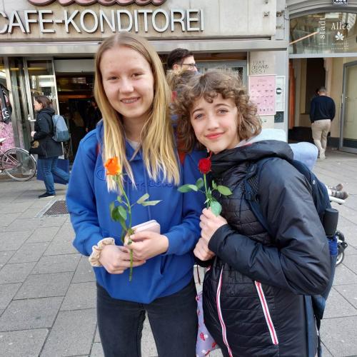 Foto von Schülerinnen mit einer Rose