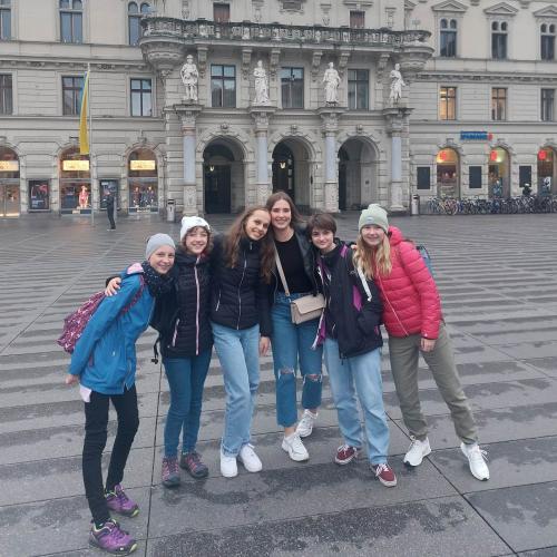 Foto von Schüler:innen vor dem Grazer Rathaus