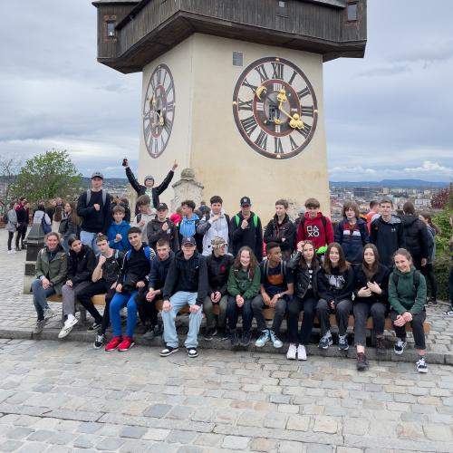 Klassenfoto der 4b vor dem Grazer Uhrturm