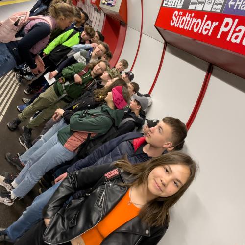 Schüler:innen in der U-Bahn Station