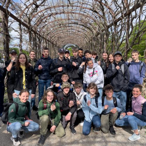 Schüler:innen im Garten Schloss Schönbrunn