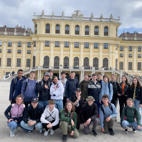 Klassenfoto vor dem Schloss Schönbrunn