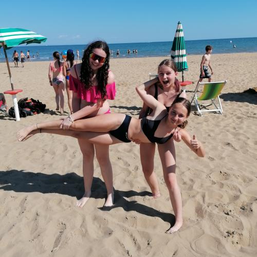 Schüler:innen am Strand
