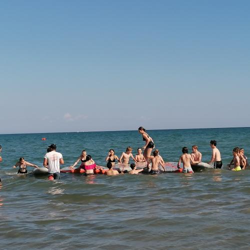 Schüler:innen im Meer
